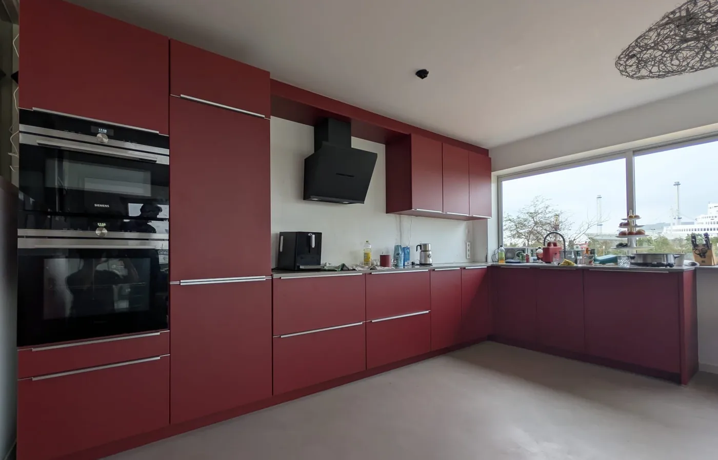 Kitchen in Rotterdam wrapped in deep red