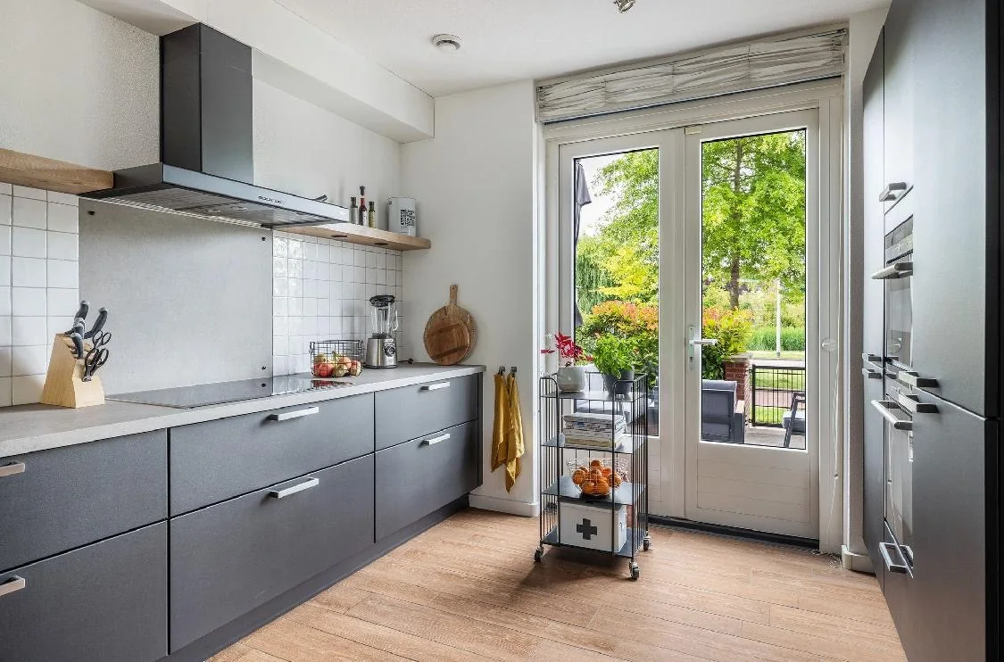 Kitchen in Zwijndrecht with patio doors
