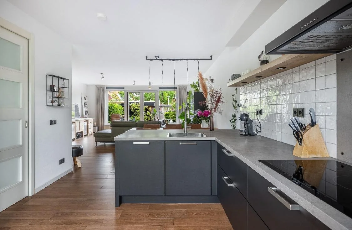 Peninsula in anthracite