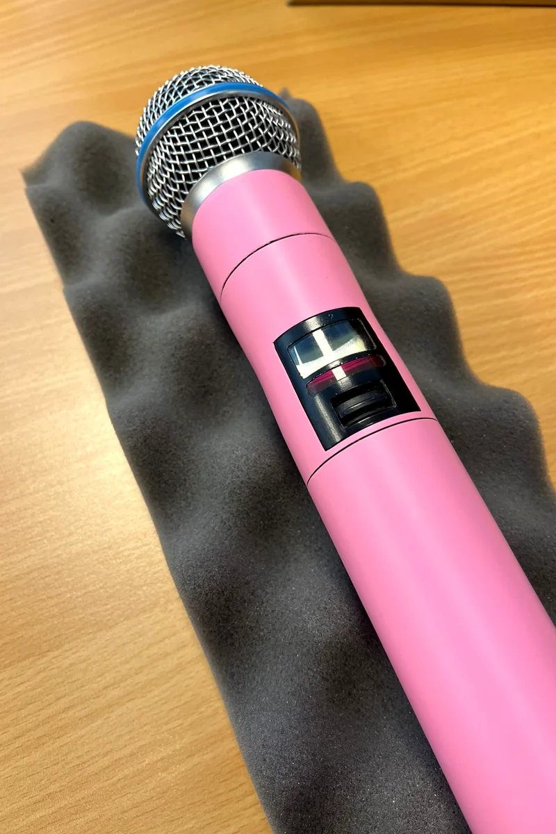 Close-up of the matt pink wrapped microphone with display and blue ring