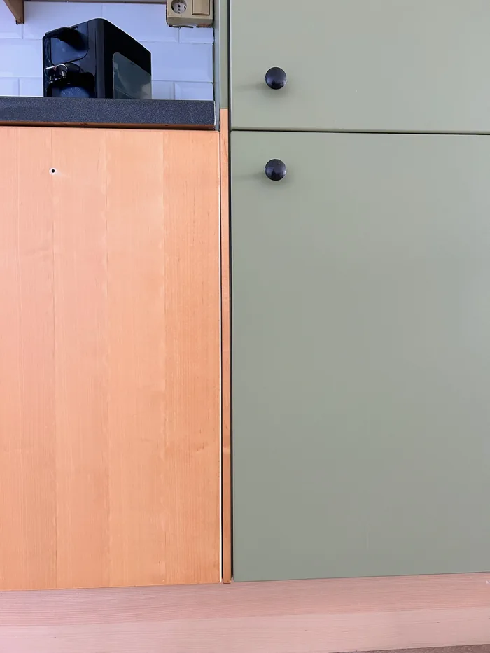 During wrapping: wood look on the left, the new green film on the right