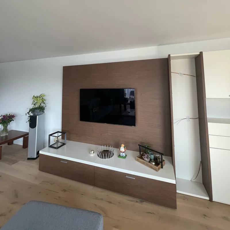 TV wall in woodgrain, from the side