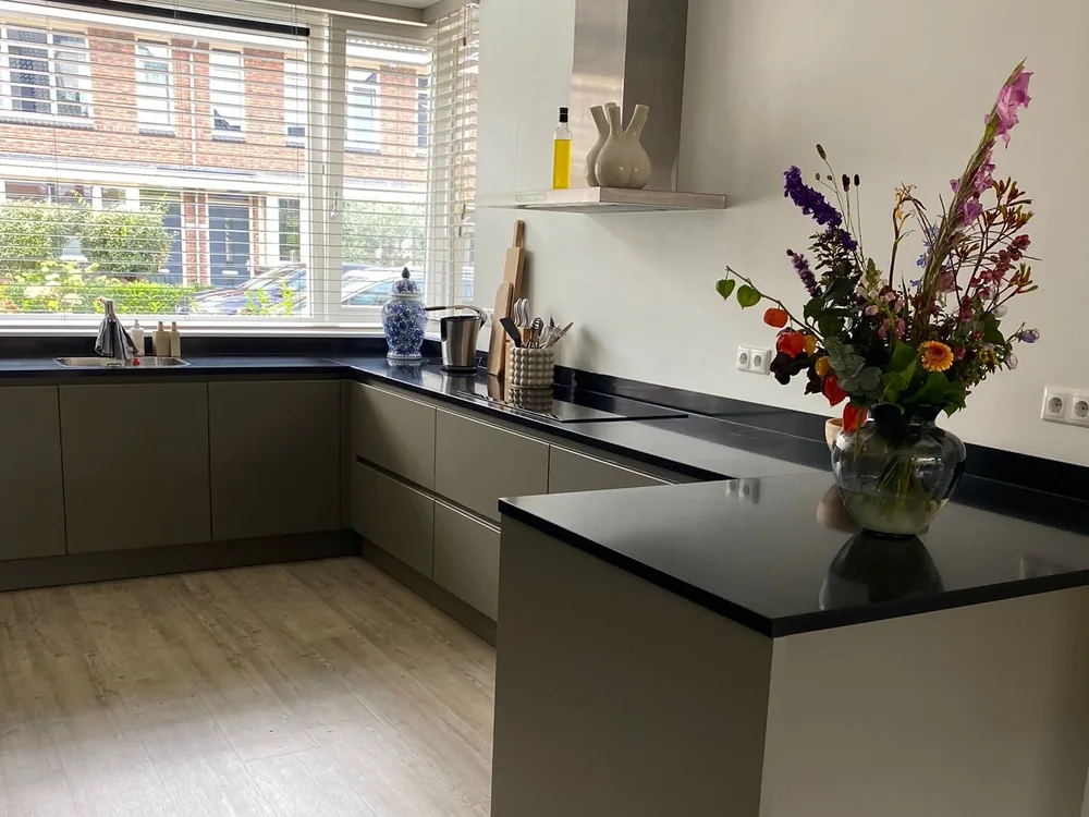 Kitchen in Vlaardingen after wrapping, warm grey-green matt