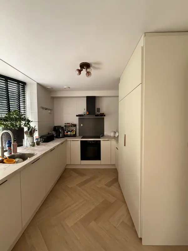 Afterrrow kitchen in Barendrecht in light colours