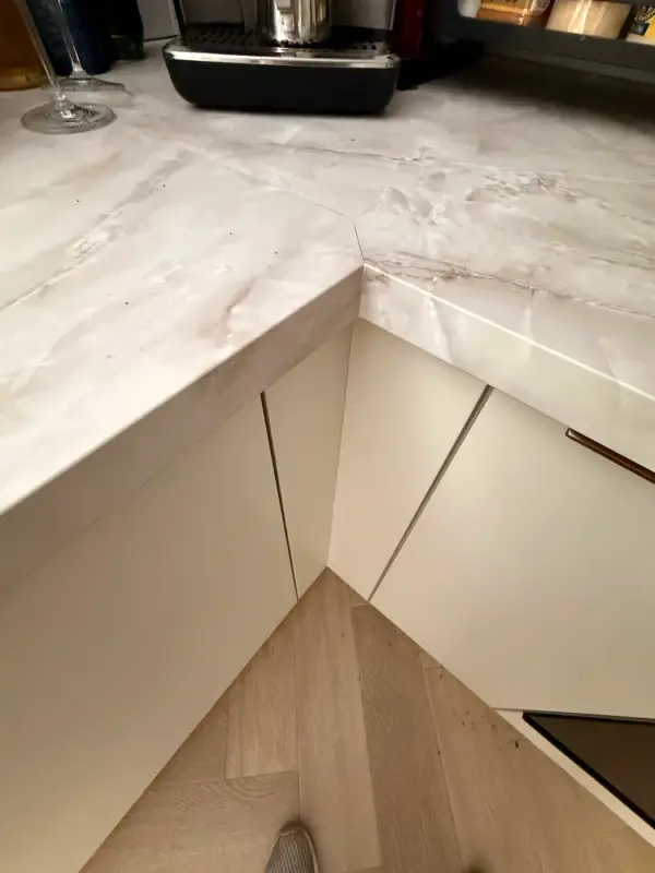 Detail of the worktop at the corner