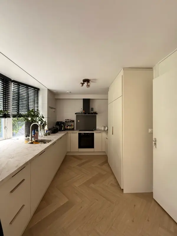 Kitchen seen along its length