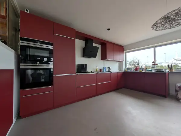 Kitchen in deep red with tall cabinets