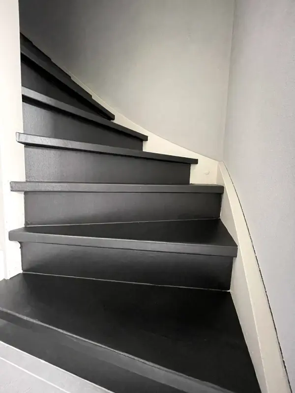 Winding stairs with black treads and white strings