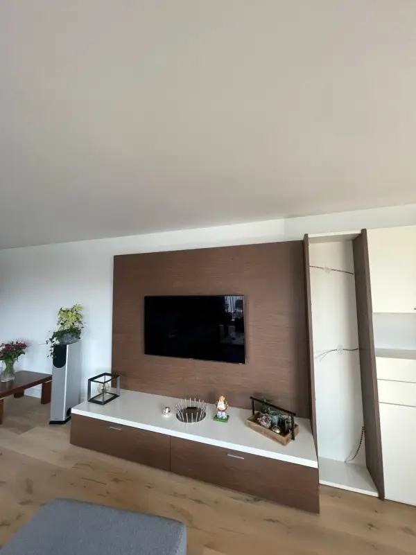 TV wall in woodgrain, from the side