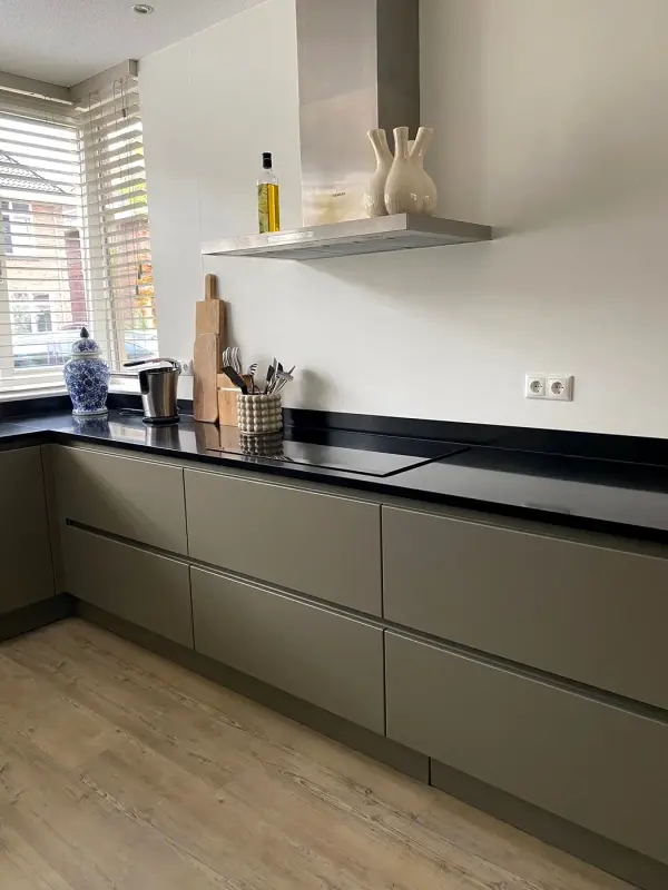After: cooking wall in warm grey-green matt