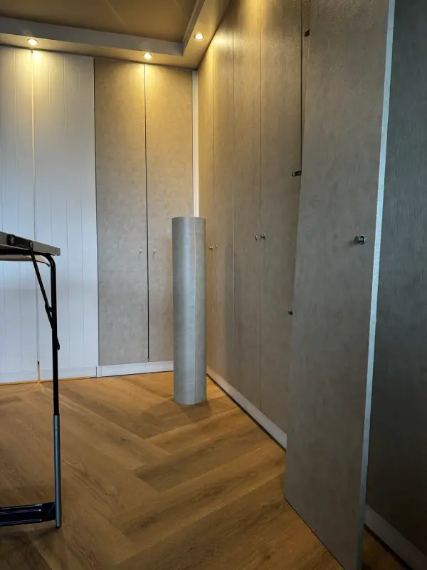 Room with a cabinet wall in a beige leather look at handover
