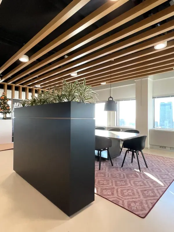 After: black room divider in the canteen, from behind at an angle