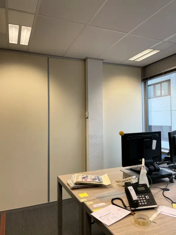 Workstations in front of a wood-look wall