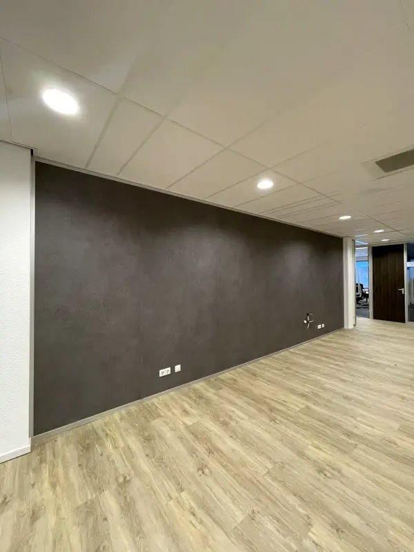 Desk in front of a wall and cabinet in a light wood look