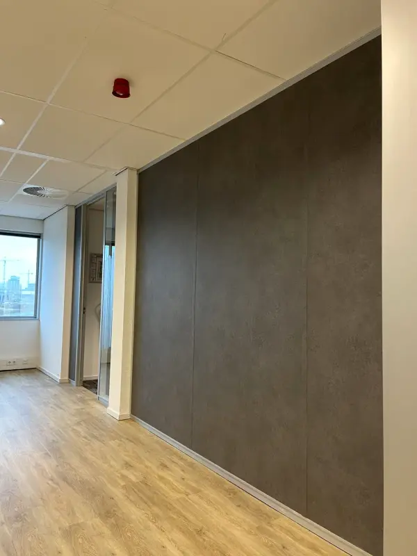 Long office wall in a dark stone look