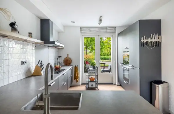 Kitchen in Zwijndrecht with patio doors and an island