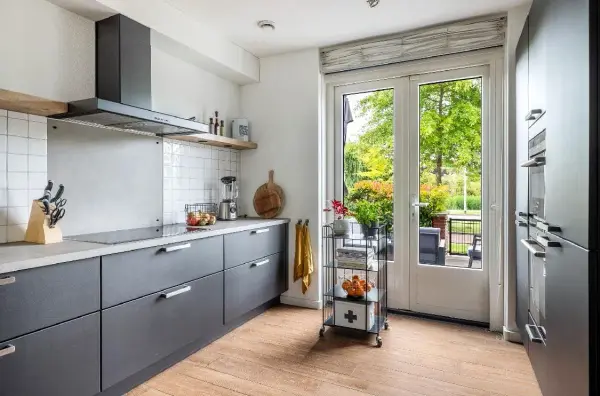 Kitchen with anthracite fronts and patio doors