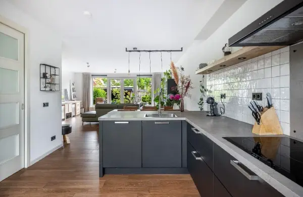 Peninsula in anthracite with a view of the garden